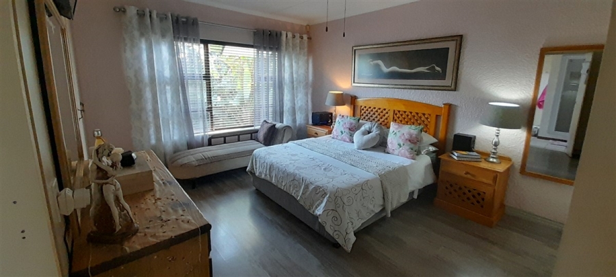 5 Bedroom Property for Sale in Wavecrest Eastern Cape